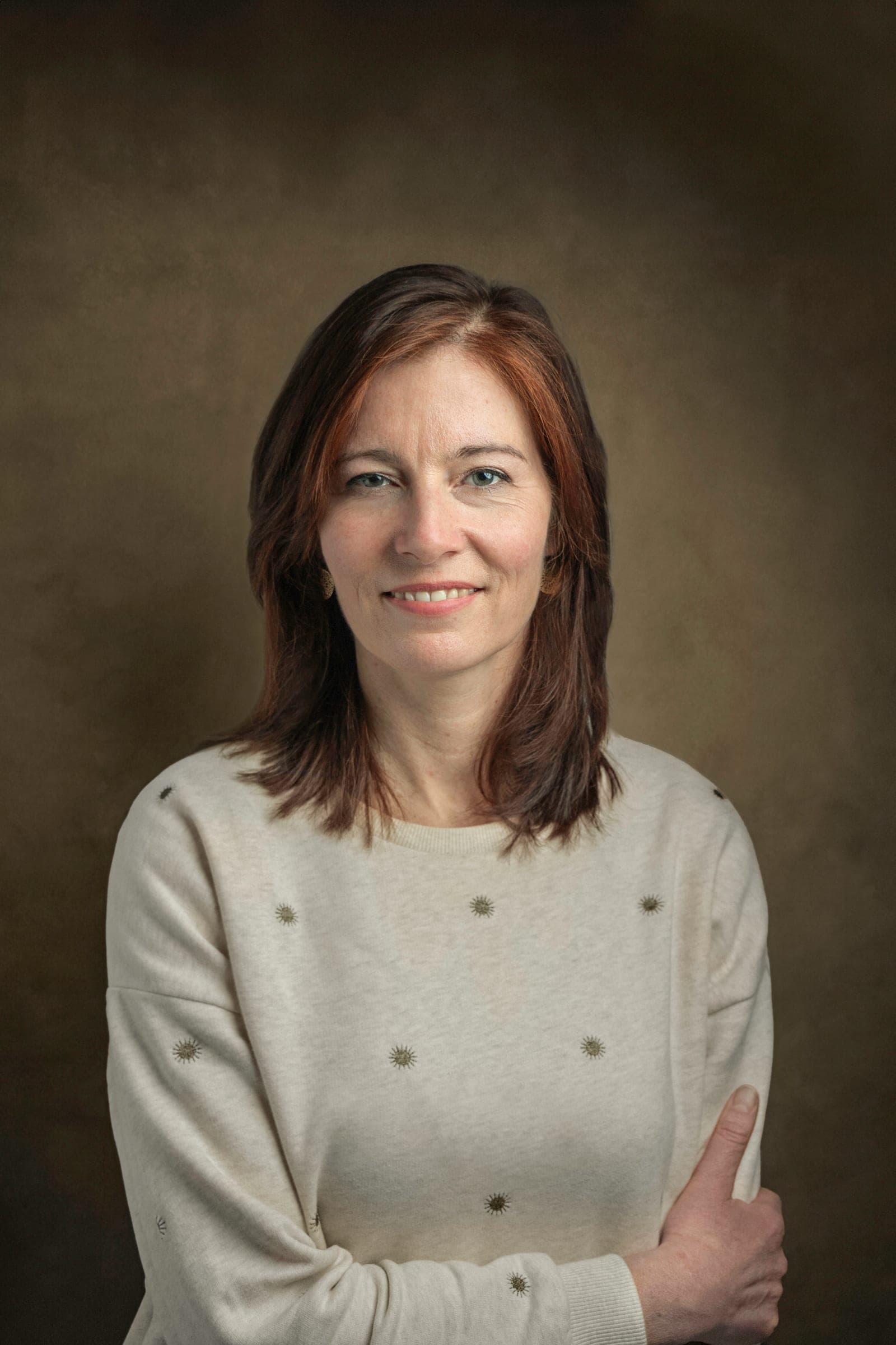 Fine art portret tegen een diepdonkere achtergrond