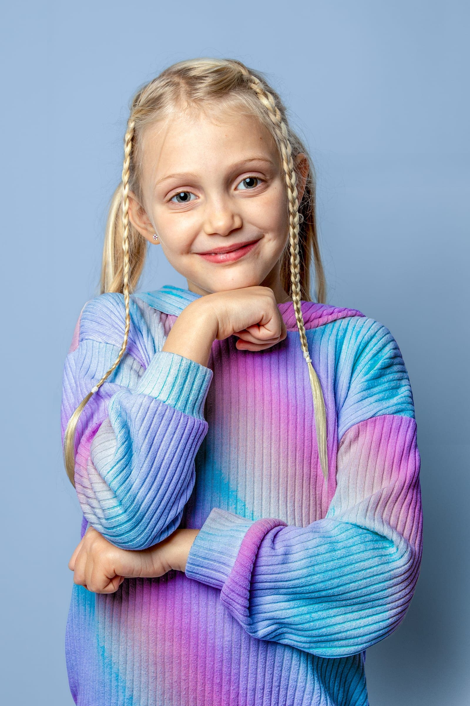 Kleurrijk kinderportret tegen een blauwe achtergrond