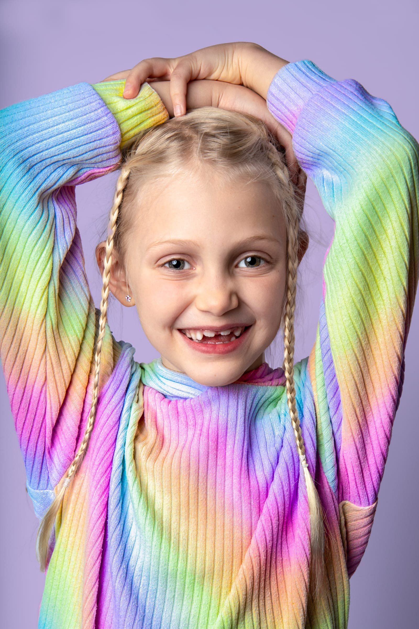 Kleurrijk kinderportret tegen een roze achtergrond