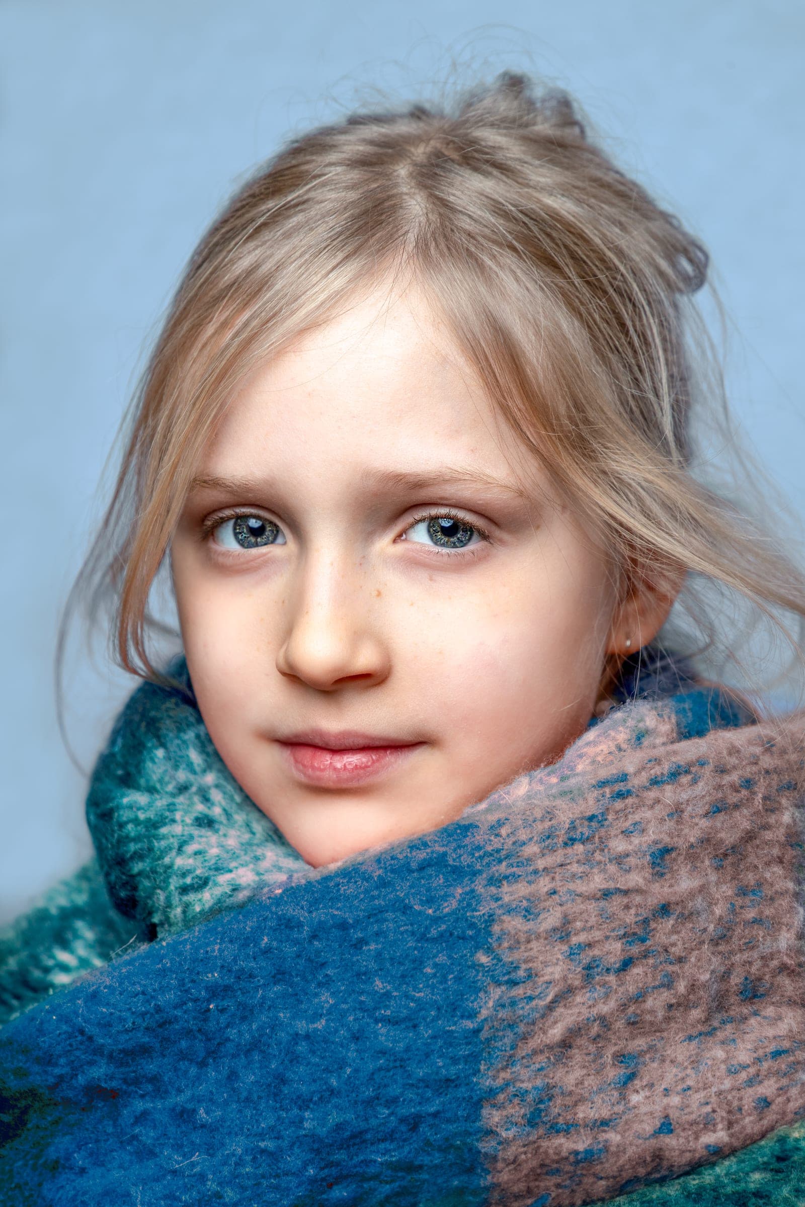 Kleurrijk kinderportret met een kleurrijke sjaal